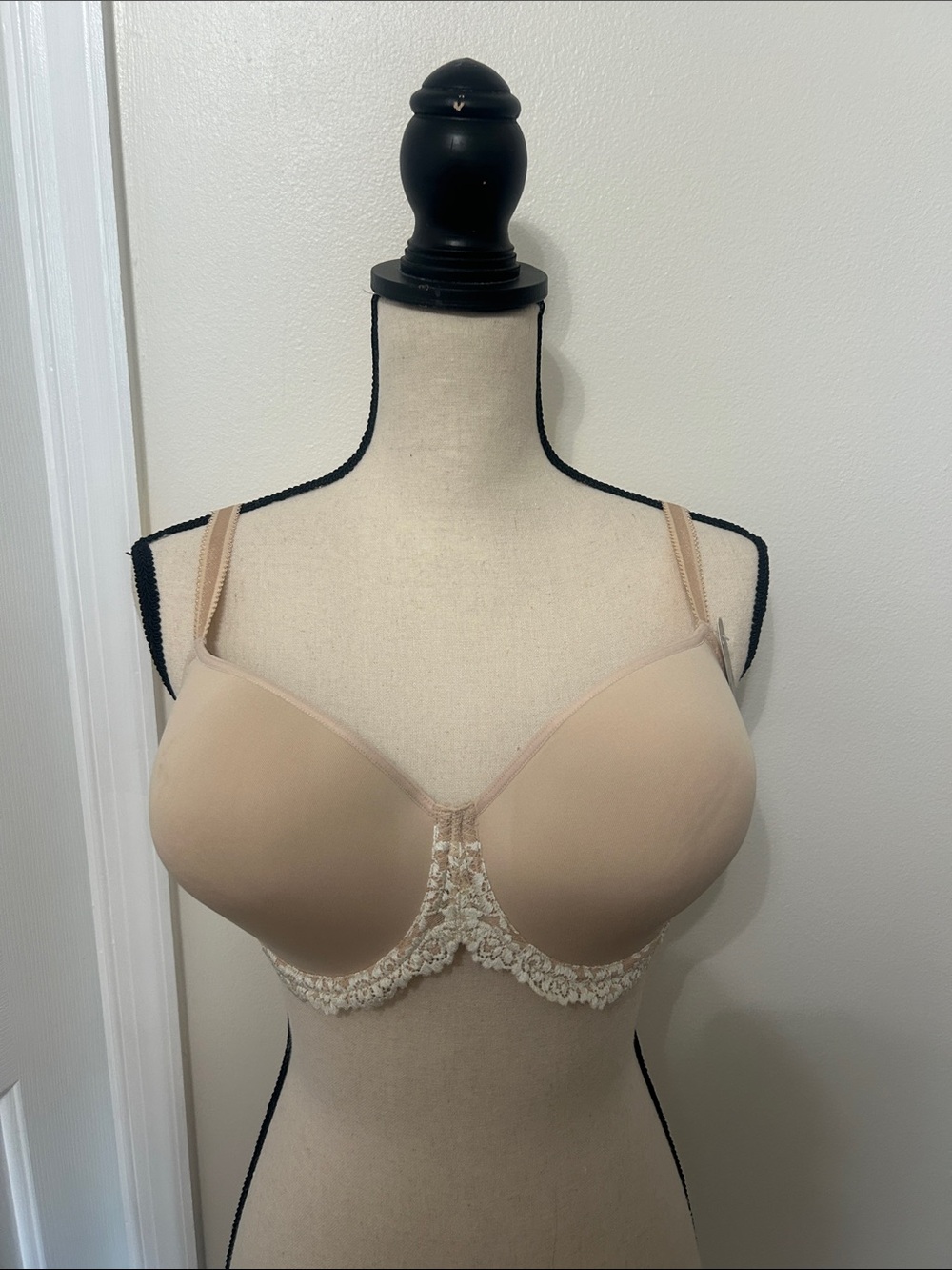 WACOAL embrace lace, 38DD beige back closure bra new with tags